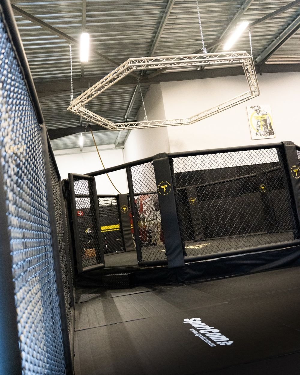 La cage de combat sur podium de la salle du Tactical Fight Team Albi