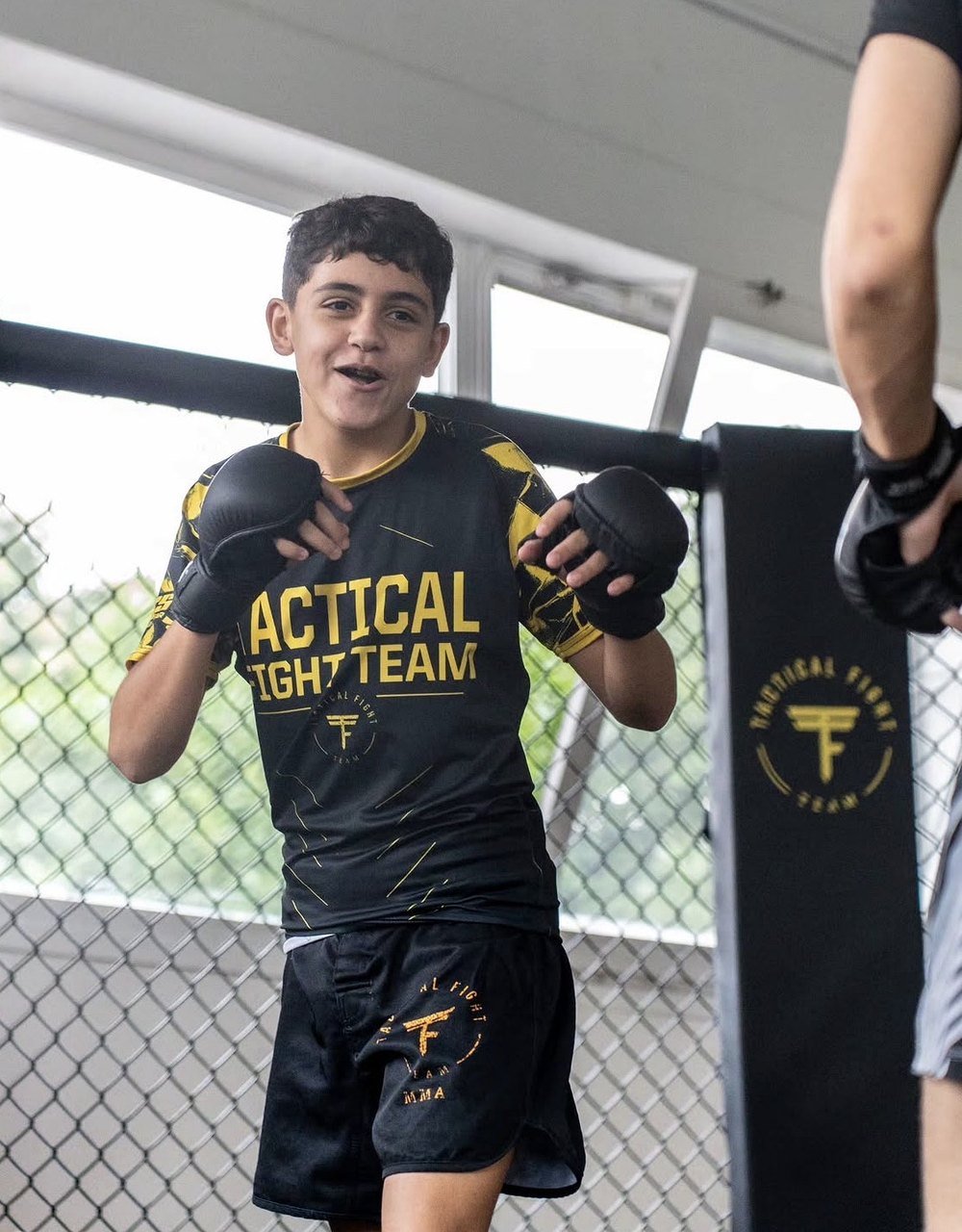 Un jeune combattant du Tactical Fight Team Albi en garde dans la cage